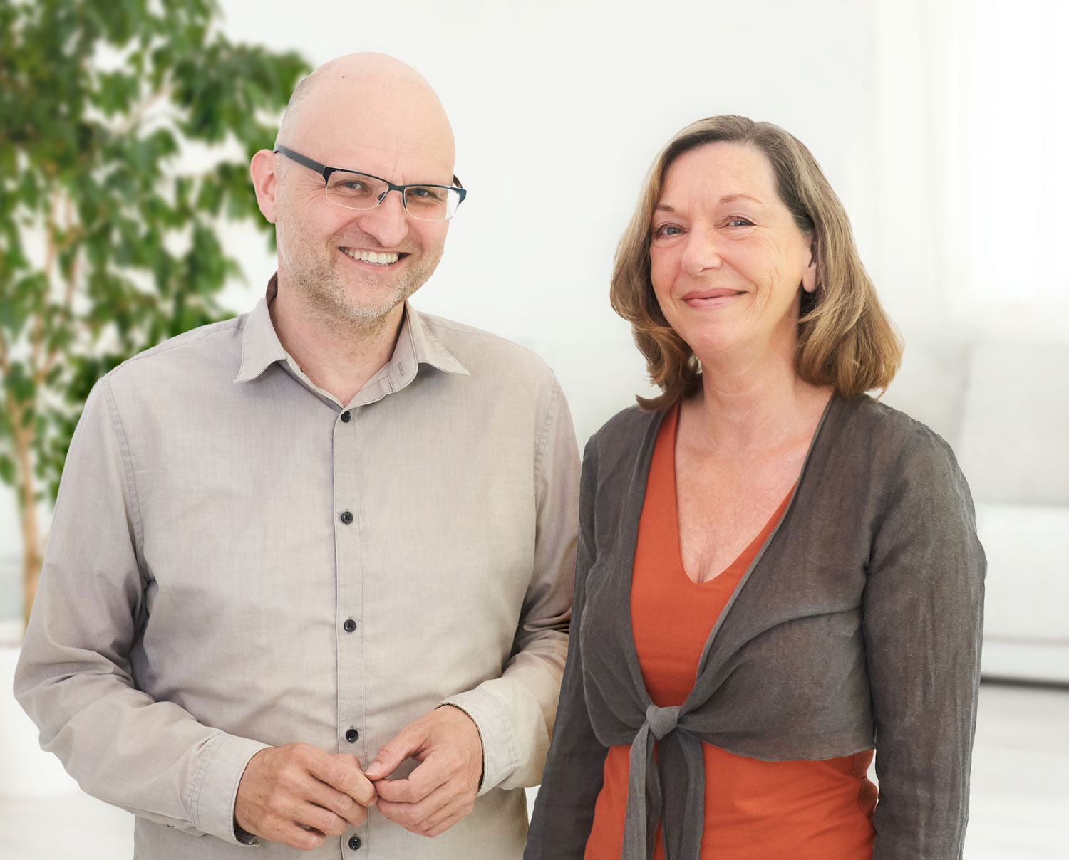 Die Paartherapeuten Karin Schlechter und Klaus Findl stehen in ihren Praxisräumen.