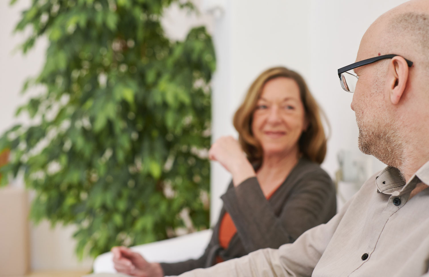 Karin Schlechter und Klaus Findl sitzen im Therapiegespräch